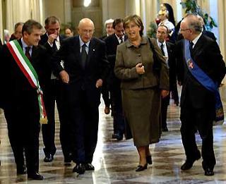 Il Presidente Giorgio Napolitano con i rappresentanti delle Istituzioni locali, Regione, Provincia e Comune, all'arrivo in Prefettura.