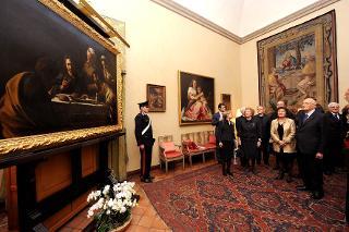 Il Presidente Giorgio Napolitano osserva la &quot;Cena in Emmaus&quot; di Caravaggio esposta nella sede dell'Ambasciata d'Italia presso la Santa Sede