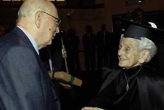 Il Presidente si congratula con il Senatore a vita Rita Levi Montalcini per aver ricevuto la Laurea ad Honorem in Ingegneria Biomedica al Politecnico di Torino.