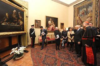 Il Presidente Giorgio Napolitano osserva la &quot;Cena in Emmaus&quot; di Caravaggio illustrata dalla Dott.ssa Sandrina Bandera, all'Ambasciata d'Italia presso la Santa Sede