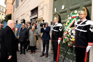 Il Presidente Giorgio Napolitano nel corso della deposizione di una corona di fiori sulla targa posta in ricordo del Presidente Emerito della Repubblica Sandro Pertini, in occasione del ventesimo anniversario della morte
