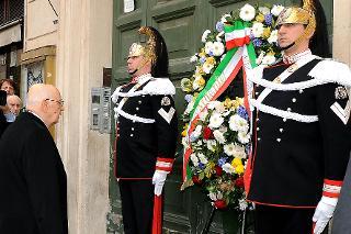 Il Presidente Giorgio Napolitano nel corso della deposizione di una corona di fiori sulla targa posta in ricordo del Presidente Emerito della Repubblica Sandro Pertini, in occasione del ventesimo anniversario della morte