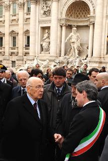 Il Presidente Giorgio Napolitano dopo aver reso omaggio davanti all'abitazione di Sandro Pertini a Fontana di Trevi