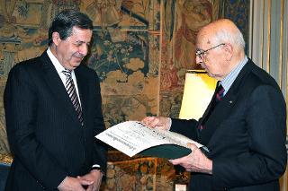 Il Presidente Giorgio Napolitano consegna al Sig. Rachid Mohamed Rachid, Ministro del Commercio e dell'Industria della Repubblica Araba d'Egitto,le insegne di Cavaliere di Gran Croce dell'Ordine &quot;Al Merito della Repubblica Italiana&quot;