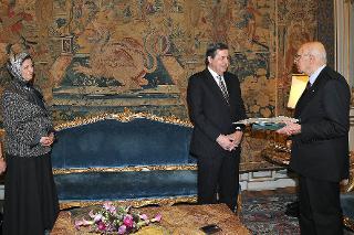 Il Presidente Giorgio Napolitano consegna al Sig. Rachid Mohamed Rachid, Ministro del Commercio e dell'Industria della Repubblica Araba d'Egitto,le insegne di Cavaliere di Gran Croce dell'Ordine &quot;Al Merito della Repubblica Italiana&quot;