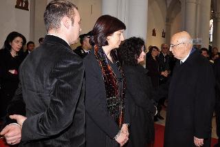 Il Presidente Giorgio Napolitano con i familiari di Pietro Antonio Colazzo alla camera ardente allestita al Celio
