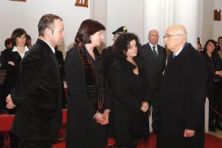 Il Presidente Giorgio Napolitano con i familiari di Pietro Antonio Colazzo alla camera ardente allestita al Celio