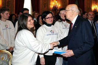 Il Presidente Giorgio Napolitano saluta alcuni giovani volontari del Servizio Civile.
