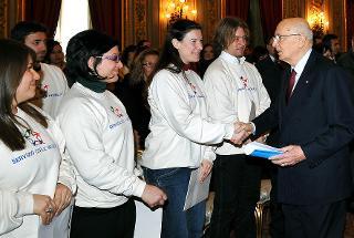 Il Presidente Giorgio Napolitano con alcuni giovani volontari che operano per il Servizio Civile Nazionale .