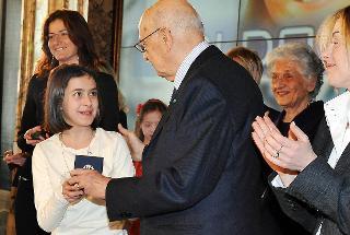 Il Presidente Giorgio Napolitano con Susanna Graziano una delle nuove Alfiere della Repubblica in occasione della celebrazione della Giornata Internazionale della Donna