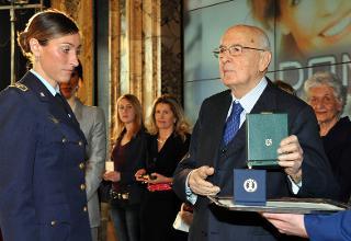 Il Presidente Giorgio Napolitano consegna le insegne di Cavaliere dell'OMRI al Tenente pilota Ida Casetti in occasione della Giornata Internazionale della Donna