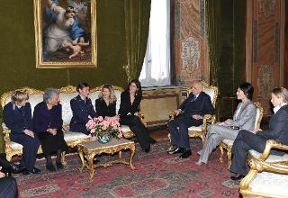 Il Presidente Giorgio Napolitano con i Ministri Carfagna e Meloni, alcune donne insignite delle onorificenze OMRI e testimoni di esperienze significative in occasione della Giornata Internazionale della Donna