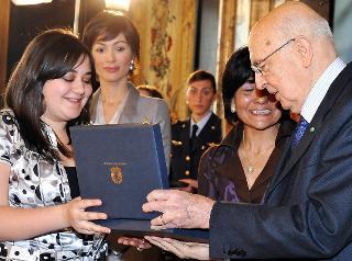Il Presidente Giorgio Napolitano consegna la targa all'Associazione &quot;Idea Rom&quot; per l'attività svolta a favore della comunità rom in occasione della Giornata Internazionale della Donna