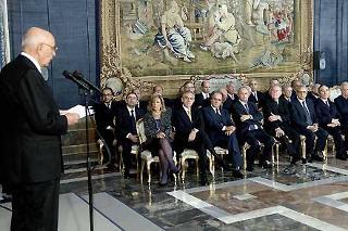 Il Presidente Giorgio Napolitano, nella foto con i neo Cavalieri del Lavoro, durante il suo discorso in occasione della cerimonia di consegna delle insegne di Cavaliere dell'Ordine &quot;Al Merito del Lavoro&quot;