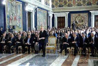 Il Presidente Giorgio Napolitano, durante la cerimonia di consegna delle insegne di Cavaliere dell'Ordine &quot;Al Merito del Lavoro&quot; ai Cavalieri nominati il 2 giugno 2006