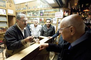 Il Presidente Giorgio Napolitano visita il mercato di Damasco