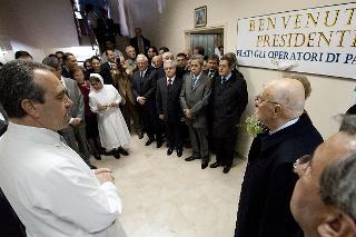 Il Presidente Giorgio Napolitano durante la visita all'ospedale italiano accompagnato dal Direttore, Dottor Joseph Fares