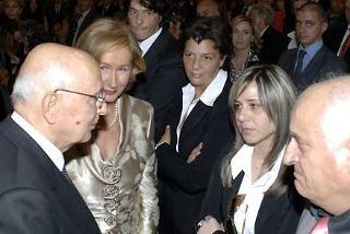 Il Presidente Giorgio Napolitano, acompagnato dal Presidente dell'Associazione Penelope, Elisa Pozza Tasca, si intrattiene con i familiari di Emanuela Orlandi e Denise Pipitone al termine dell'incontro