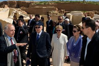 Il Presidente Giorgio Napolitano con il Presidente della Repubblica Araba Siriana Bashar al-Assad e le rispettive consorti nel corso della visita al sito archeologico di Ebla, illustrata dal Prof. Paolo Matthiae