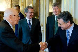 Il Presidente Giorgio Napolitano saluta Francesco Forlenza, Presidente di Olivetti, Franco Bernabè e Gabriele Galateri di Genola rispettivamente Amministratore Delegato e Presidente della Telecom Italia