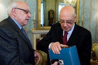 Il Presidente Giorgio Napolitano con Gennaro Acquaviva, Presidente della &quot;Fondazione Socialismo&quot; per la presentazione dei volumi della collana &quot;Gli anni di Craxi&quot;