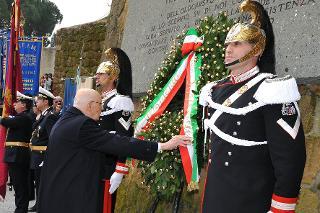 Il Presidente Giorgio Napolitano depone una corona di alloro sulla lapide posta all'ingresso delle Cave Ardeatine in occasione del 66° anniversario dell'eccidio delle Fosse Ardeatine