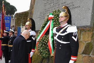 Il Presidente Giorgio Napolitano in raccogliemento davanti alla lapide che ricorda l'eccidio delle Fosse Ardeatine