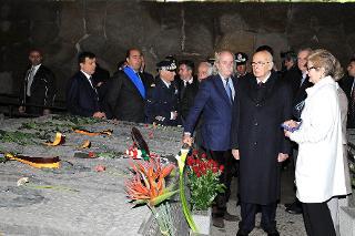 Il Presidente Giorgio Napolitano con i familiari delle vittime dell'eccidio delle Fosse Ardeatine all'interno del Mausoleo Ardeatino