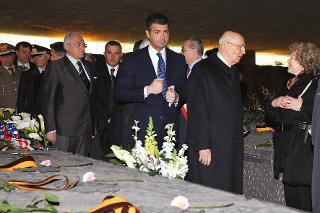 Il Presidente Giorgio Napolitano saluta alcuni familiari delle vittime dell'eccidio delle Fosse Ardeatine all'interno del Mausoleo Ardeatino