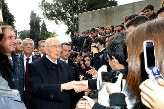 Il Presidente Giorgio Napolitano incontra alcuni studenti in occasione del 66° anniversario dell'eccidio delle Fosse Ardeatine