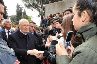 Il Presidente Giorgio Napolitano saluta alcuni studenti in occasione della cerimonia commemorativa del 66° anniversario dell'eccidio delle Fosse Ardeatine