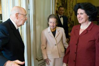Il Presidente Giorgio Napolitano accoglie la signora Giulia Maria Mozzoni Crespi e la signora Ilaria Buitoni Borletti, rispettivamente Presidente Onorario e nuovo Presidente del Fondo per l'Ambiente Italiano