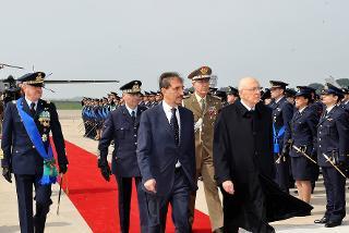 Il Presidente Giorgio Napolitano con il Ministro della Difesa Ignazio La Russa riceve gli onori militari, in occasione del 87° anniversario della costituzione dell'Aeronautica Militare.