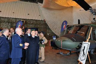 Il Presidente Giorgio Napolitano nel corso della visita alla Mostra &quot;Tecnologia al servizio del cittadino&quot; illustrata dal Capo di Stato Maggiore dell'Aeronautica .