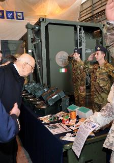 Il Presidente Giorgio Napolitano nel corso della visita alla Mostra &quot;Tecnologia al servizio del cittadino&quot; per l'87° anniversario della costituzione dell'Aeronautica Militare