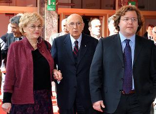 Il Presidente Giorgio Napolitano con la Signora Carol Beebe e Luca Tarantelli, in occasione del Convegno Internazionale in memoria di Ezio Tarantelli