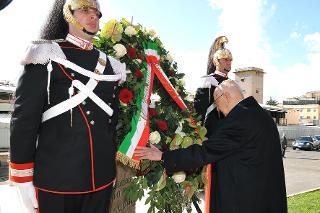 Il Presidente Giorgio Napolitano depone una corona di fiori sul cippo in memoria di Ezio Tarantelli in occasione del Convegno Internazionale all'Università degli Studi &quot;La Sapienza&quot;