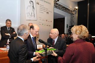 Il Presidente Giorgio Napolitano consegna il premio Ezio Tarantelli 2009 al Presidente di Confindustria Sicilia, Ivan Lo Bello, in occasione del Convegno Internazionale in memoria di Ezio Tarantelli