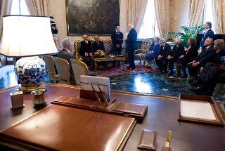 Il Presidente Giorgio Napolitano, nel suo studio al Quirinale, consegna le insegne di Cavaliere di Gran Croce al Merito della Repubblica al M° Diego Matheuz, conferite al M° José Antonio Abreu