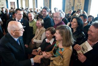 Il Presidente Giorgio Napolitano saluta i cittadini intervenuti all'apertura del Palazzo del Quirinale in occasione della XVIII &quot;Giornata FAI di Primavera&quot;