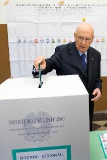 Il Presidente Giorgio Napolitano all'Istituto Tecnico Statale per il Turismo C. Colombo di via Panisperna in occasione del voto per le elezioni regionali