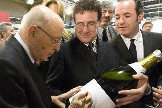 Il Presidente Giorgio Napolitano nel corso della visita alla manifestazione Vinitaly firma una delle bottiglie in esposizione