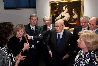 Il Presidente Giorgio Napolitano durante la visita alla Mostra &quot;Past Present Future&quot;, allestita presso il Palazzo della Ragione.