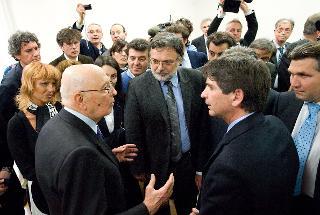 Il Presidente Giorgio Napolitano con Maurizio Cattaneo, Direttore de &quot;L'Arena&quot;, e alcuni componenti della redazione