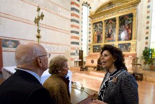 Il Presidente Giorgio Napolitano osserva la &quot;Pala di San Zeno&quot; di Andrea Mantegna, illustrata dalla Direttrice del Sistema dei Musei di Archeologia, d'Arte e dei Monumenti del Comune di Verona Paola Marini