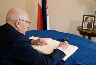 Il Presidente Giorgio Napolitano, presso la sede dell'Ambasciata di Polonia, firma il Libro di Condoglianze in memoria dei caduti nell'incidente aereo di Smolensk