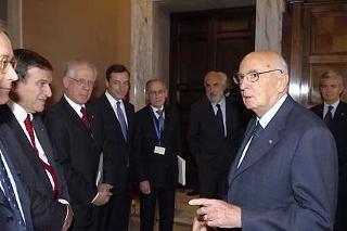 Il Presidente Giorgio Napolitano poco prima della cerimonia celebrativa della 82^ Giornata Mondiale del Risparmio si intrattiene con Giulio Tremonti, Giorgio Benvenuto, Tommaso Padoa Schioppa, e Mario Draghi