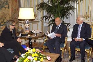 Il Presidente Giorgio Napolitano durante i colloqui con l'On. Maria Lagana' Fortugno nel suo studio al Quirinale. Nella foto a destra il Segretario generale del Quirinale Donato Marra