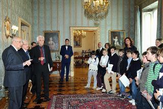Il Presidente Giorgio Napolitano con alcuni studenti della Scuola Svizzera di Roma