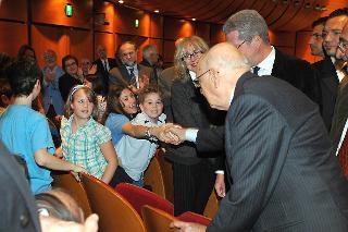 Il Presidente Giorgio Napolitano saluta alcuni ragazzi al &quot;Concerto per i giovani&quot; in occasione del 20° anniversario della scomparsa di Luigi Nono